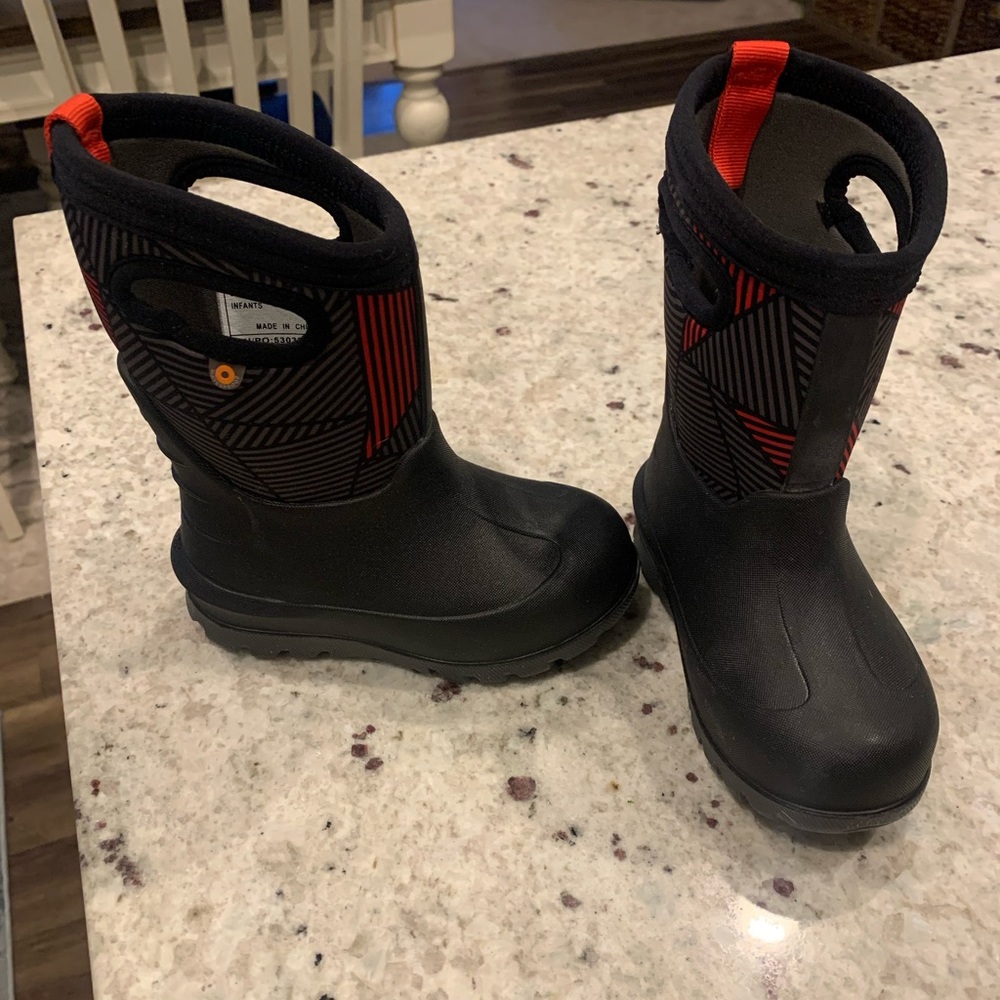 Bogs winter boots toddler size 8. New without box